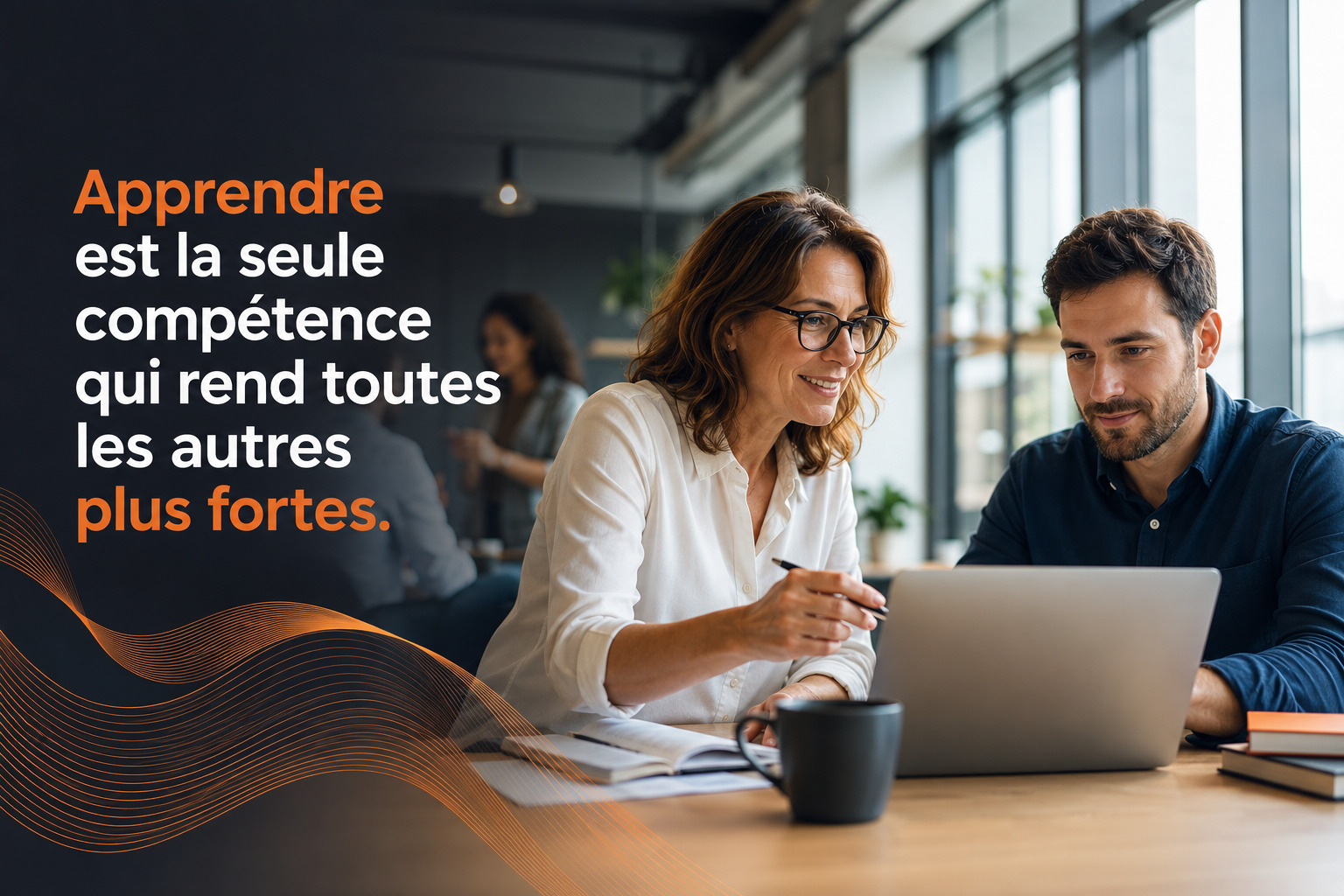 Deux professionnels échangent autour d'un ordinateur dans un bureau moderne pour illustrer l'apprentissage continu et le développement des compétences tout au long de la carrière.